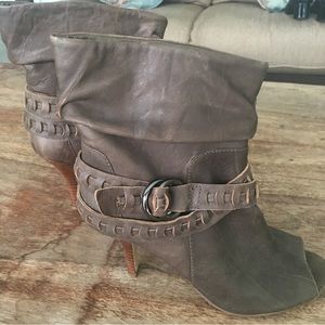 Guess Taupe/Green Stiletto Leather Peep-Toe Boot/Bootie w Buckle Accent. Sz 6.5